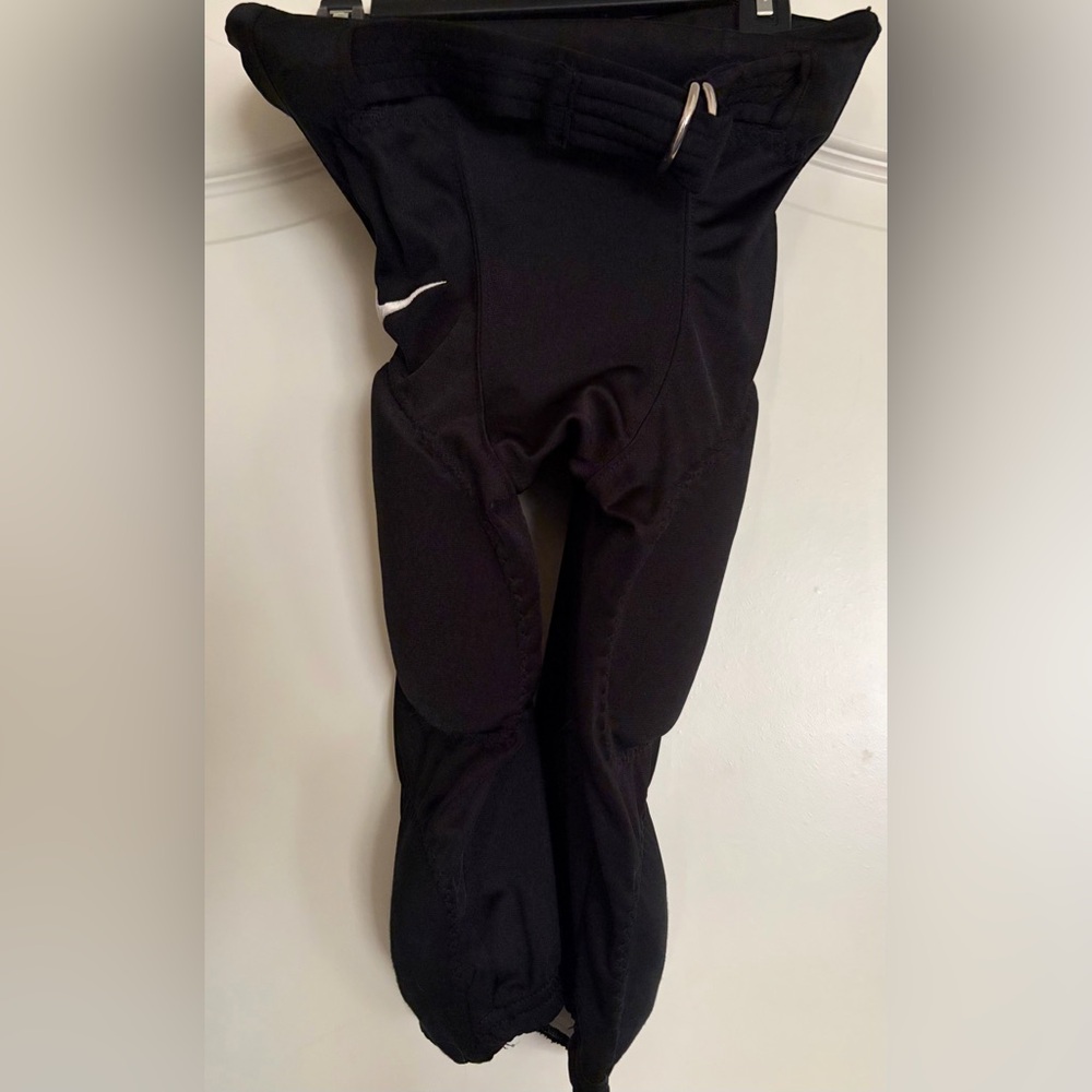 NIKE BOYS FOOTBALL PANTS WITH INTEGRATED PADS
SIZE BOYS MEDIUM